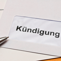 Strenge Anforderungen bei Kündigung wegen Kirchenaustritt Strenge Anforderungen bei Kündigung wegen Kirchenaustritt